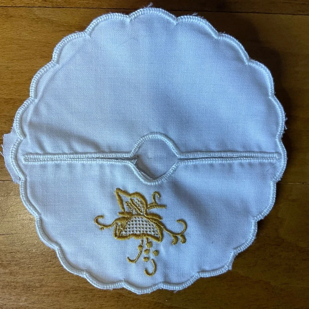 Vintage White Linen Scalloped Edge Embroidered‎ Cocktail Napkins Stem Coasters